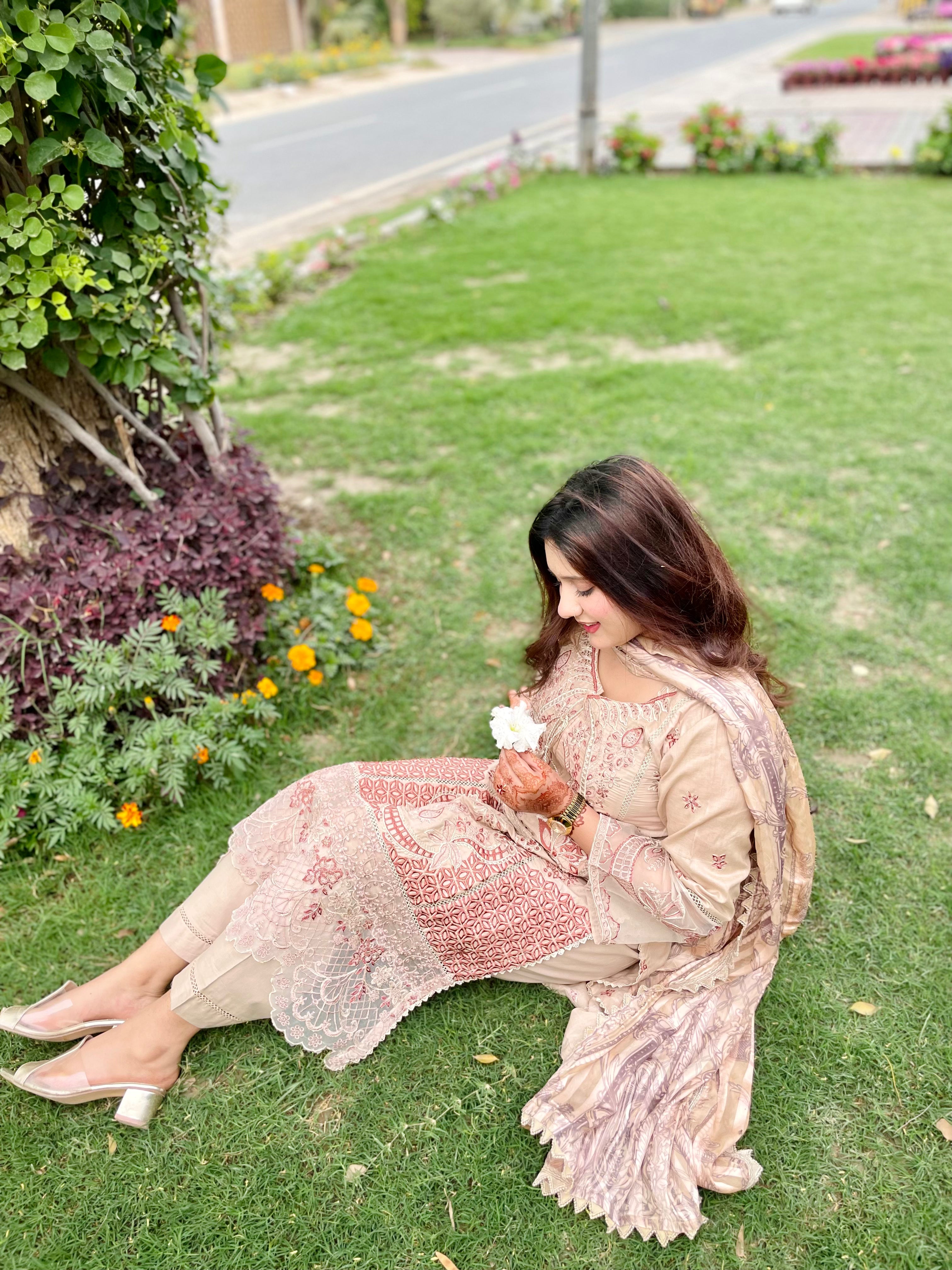 Zahra Gul  3Pc Embroidery Lawn Suit